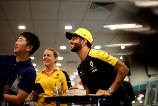 Daniel Ricciardo (AUS), Renault F1 Team 
19.09.2019. Formula 1 World Championship, Rd 15, Singapore Grand Prix, Marina Bay Street Circuit, Singapore, Preparation Day.
- www.xpbimages.com, EMail: requests@xpbimages.com - copy of publication required for printed pictures. Every used picture is fee-liable. © Copyright: Charniaux / XPB Images