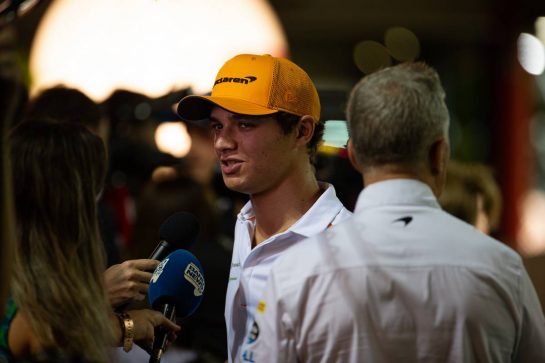 Lando Norris (GBR) McLaren with the media.
19.09.2019. Formula 1 World Championship, Rd 15, Singapore Grand Prix, Marina Bay Street Circuit, Singapore, Preparation Day.
- www.xpbimages.com, EMail: requests@xpbimages.com - copy of publication required for printed pictures. Every used picture is fee-liable. © Copyright: Bearne / XPB Images