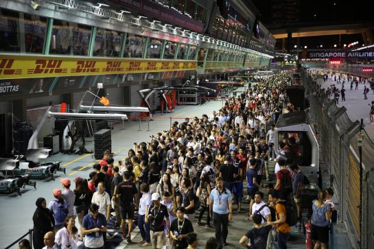 Pit lane walkabout.
19.09.2019. Formula 1 World Championship, Rd 15, Singapore Grand Prix, Marina Bay Street Circuit, Singapore, Preparation Day.
- www.xpbimages.com, EMail: requests@xpbimages.com - copy of publication required for printed pictures. Every used picture is fee-liable. © Copyright: Batchelor / XPB Images