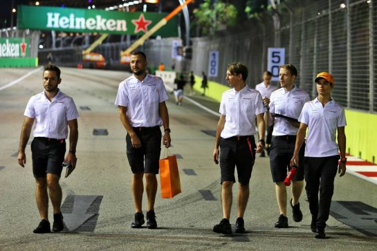 Lando Norris (GBR) McLaren walks the circuit with the team.
19.09.2019. Formula 1 World Championship, Rd 15, Singapore Grand Prix, Marina Bay Street Circuit, Singapore, Preparation Day.
- www.xpbimages.com, EMail: requests@xpbimages.com - copy of publication required for printed pictures. Every used picture is fee-liable. © Copyright: Moy / XPB Images