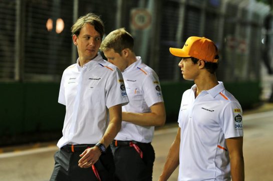 Lando Norris (GBR) McLaren walks the circuit with the team.
19.09.2019. Formula 1 World Championship, Rd 15, Singapore Grand Prix, Marina Bay Street Circuit, Singapore, Preparation Day.
- www.xpbimages.com, EMail: requests@xpbimages.com - copy of publication required for printed pictures. Every used picture is fee-liable. © Copyright: Moy / XPB Images