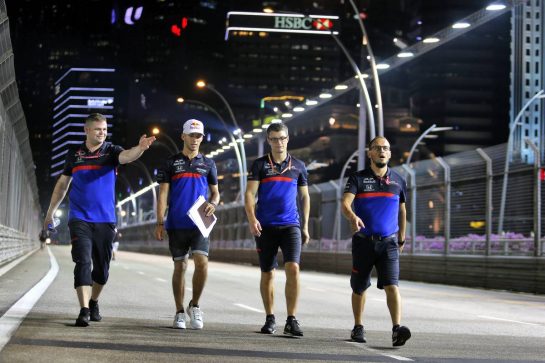 Pierre Gasly (FRA) Scuderia Toro Rosso walks the circuit with the team.
19.09.2019. Formula 1 World Championship, Rd 15, Singapore Grand Prix, Marina Bay Street Circuit, Singapore, Preparation Day.
- www.xpbimages.com, EMail: requests@xpbimages.com - copy of publication required for printed pictures. Every used picture is fee-liable. © Copyright: Moy / XPB Images