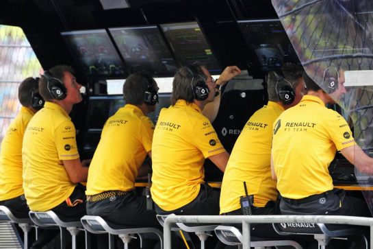 Renault F1 Team pit gantry.
20.09.2019. Formula 1 World Championship, Rd 15, Singapore Grand Prix, Marina Bay Street Circuit, Singapore, Practice Day.
- www.xpbimages.com, EMail: requests@xpbimages.com - copy of publication required for printed pictures. Every used picture is fee-liable. © Copyright: Batchelor / XPB Images