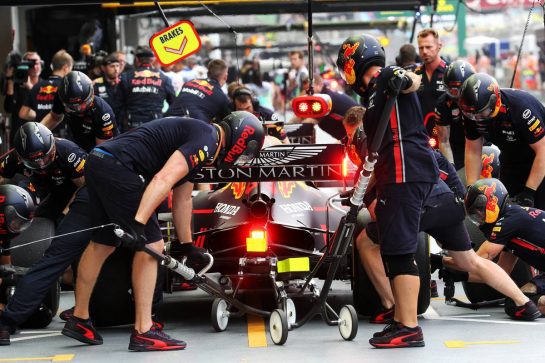 Alexander Albon (THA) Red Bull Racing RB15 practices a pit stop.
20.09.2019. Formula 1 World Championship, Rd 15, Singapore Grand Prix, Marina Bay Street Circuit, Singapore, Practice Day.
- www.xpbimages.com, EMail: requests@xpbimages.com - copy of publication required for printed pictures. Every used picture is fee-liable. © Copyright: Batchelor / XPB Images