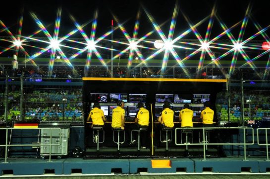 Renault F1 Team pit gantry.
20.09.2019. Formula 1 World Championship, Rd 15, Singapore Grand Prix, Marina Bay Street Circuit, Singapore, Practice Day.
- www.xpbimages.com, EMail: requests@xpbimages.com - copy of publication required for printed pictures. Every used picture is fee-liable. © Copyright: Moy / XPB Images