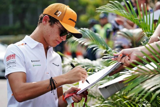 Lando Norris (GBR) McLaren signs autographs for the fans.
21.09.2019. Formula 1 World Championship, Rd 15, Singapore Grand Prix, Marina Bay Street Circuit, Singapore, Qualifying Day.
- www.xpbimages.com, EMail: requests@xpbimages.com - copy of publication required for printed pictures. Every used picture is fee-liable. © Copyright: Dungan / XPB Images