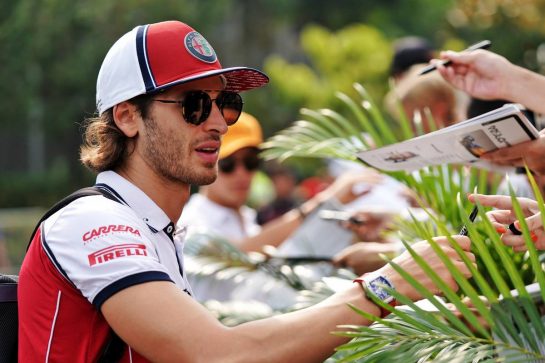 Antonio Giovinazzi (ITA) Alfa Romeo Racing signs autographs for the fans.
21.09.2019. Formula 1 World Championship, Rd 15, Singapore Grand Prix, Marina Bay Street Circuit, Singapore, Qualifying Day.
 - www.xpbimages.com, EMail: requests@xpbimages.com - copy of publication required for printed pictures. Every used picture is fee-liable. © Copyright: Dungan / XPB Images