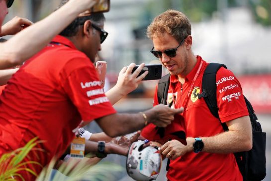 Sebastian Vettel (GER) Ferrari signs autographs for the fans.
21.09.2019. Formula 1 World Championship, Rd 15, Singapore Grand Prix, Marina Bay Street Circuit, Singapore, Qualifying Day.
- www.xpbimages.com, EMail: requests@xpbimages.com - copy of publication required for printed pictures. Every used picture is fee-liable. © Copyright: Dungan / XPB Images