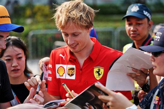 Brendon Hartley (NZL) Ferrari Test and Simulator Driver signs autographs for the fans.
21.09.2019. Formula 1 World Championship, Rd 15, Singapore Grand Prix, Marina Bay Street Circuit, Singapore, Qualifying Day.
- www.xpbimages.com, EMail: requests@xpbimages.com - copy of publication required for printed pictures. Every used picture is fee-liable. © Copyright: Dungan / XPB Images
