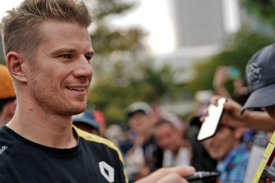 Nico Hulkenberg (GER) Renault F1 Team signs autographs for the fans.
21.09.2019. Formula 1 World Championship, Rd 15, Singapore Grand Prix, Marina Bay Street Circuit, Singapore, Qualifying Day.
- www.xpbimages.com, EMail: requests@xpbimages.com - copy of publication required for printed pictures. Every used picture is fee-liable. © Copyright: Dungan / XPB Images