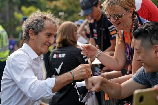 Alain Prost (FRA) Renault F1 Team Special Advisor signs autographs for the fans.
21.09.2019. Formula 1 World Championship, Rd 15, Singapore Grand Prix, Marina Bay Street Circuit, Singapore, Qualifying Day.
 - www.xpbimages.com, EMail: requests@xpbimages.com - copy of publication required for printed pictures. Every used picture is fee-liable. © Copyright: Dungan / XPB Images
