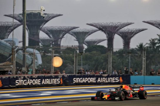 Max Verstappen (NLD) Red Bull Racing RB15.
21.09.2019. Formula 1 World Championship, Rd 15, Singapore Grand Prix, Marina Bay Street Circuit, Singapore, Qualifying Day.
- www.xpbimages.com, EMail: requests@xpbimages.com - copy of publication required for printed pictures. Every used picture is fee-liable. © Copyright: Batchelor / XPB Images