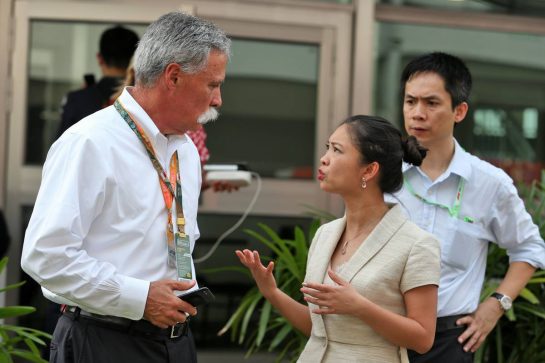 Chase Carey (USA) Formula One Group Chairman (Left) with Vietnam GP Promotors.
22.09.2019. Formula 1 World Championship, Rd 15, Singapore Grand Prix, Marina Bay Street Circuit, Singapore, Race Day.
- www.xpbimages.com, EMail: requests@xpbimages.com - copy of publication required for printed pictures. Every used picture is fee-liable. © Copyright: Moy / XPB Images