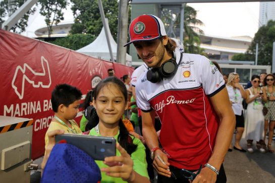 Antonio Giovinazzi (ITA) Alfa Romeo Racing with grid kids on the drivers parade.
22.09.2019. Formula 1 World Championship, Rd 15, Singapore Grand Prix, Marina Bay Street Circuit, Singapore, Race Day.
- www.xpbimages.com, EMail: requests@xpbimages.com - copy of publication required for printed pictures. Every used picture is fee-liable. © Copyright: Batchelor / XPB Images