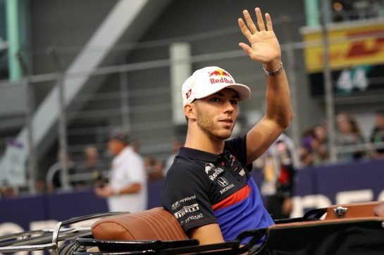 Pierre Gasly (FRA) Scuderia Toro Rosso on the drivers parade.
22.09.2019. Formula 1 World Championship, Rd 15, Singapore Grand Prix, Marina Bay Street Circuit, Singapore, Race Day.
- www.xpbimages.com, EMail: requests@xpbimages.com - copy of publication required for printed pictures. Every used picture is fee-liable. © Copyright: Dungan / XPB Images