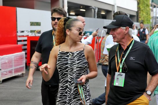 Ella Eyre (GBR) Singer and Songwriter with Edmund Irvine Sr (GBR).
22.09.2019. Formula 1 World Championship, Rd 15, Singapore Grand Prix, Marina Bay Street Circuit, Singapore, Race Day.
- www.xpbimages.com, EMail: requests@xpbimages.com - copy of publication required for printed pictures. Every used picture is fee-liable. © Copyright: Batchelor / XPB Images