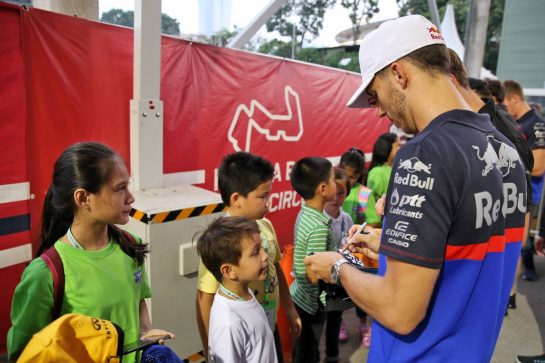 Pierre Gasly (FRA) Scuderia Toro Rosso with grid kids on the drivers parade.
22.09.2019. Formula 1 World Championship, Rd 15, Singapore Grand Prix, Marina Bay Street Circuit, Singapore, Race Day.
- www.xpbimages.com, EMail: requests@xpbimages.com - copy of publication required for printed pictures. Every used picture is fee-liable. © Copyright: Batchelor / XPB Images