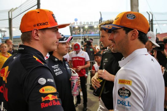 (L to R): Max Verstappen (NLD) Red Bull Racing with Carlos Sainz Jr (ESP) McLaren on the drivers parade.
22.09.2019. Formula 1 World Championship, Rd 15, Singapore Grand Prix, Marina Bay Street Circuit, Singapore, Race Day.
- www.xpbimages.com, EMail: requests@xpbimages.com - copy of publication required for printed pictures. Every used picture is fee-liable. © Copyright: Batchelor / XPB Images
