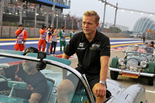 Kevin Magnussen (DEN) Haas F1 Team on the drivers parade.
22.09.2019. Formula 1 World Championship, Rd 15, Singapore Grand Prix, Marina Bay Street Circuit, Singapore, Race Day.
- www.xpbimages.com, EMail: requests@xpbimages.com - copy of publication required for printed pictures. Every used picture is fee-liable. © Copyright: Batchelor / XPB Images
