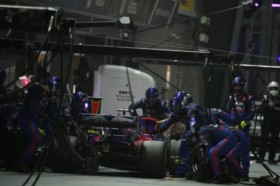 Daniil Kvyat (RUS) Scuderia Toro Rosso STR14 pit stop..
22.09.2019. Formula 1 World Championship, Rd 15, Singapore Grand Prix, Marina Bay Street Circuit, Singapore, Race Day.
- www.xpbimages.com, EMail: requests@xpbimages.com - copy of publication required for printed pictures. Every used picture is fee-liable. © Copyright: Batchelor / XPB Images
