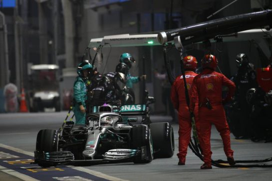 Lewis Hamilton (GBR) Mercedes AMG F1 W10 pit stop.
22.09.2019. Formula 1 World Championship, Rd 15, Singapore Grand Prix, Marina Bay Street Circuit, Singapore, Race Day.
- www.xpbimages.com, EMail: requests@xpbimages.com - copy of publication required for printed pictures. Every used picture is fee-liable. © Copyright: Batchelor / XPB Images