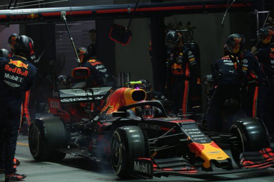 Alexander Albon (THA) Red Bull Racing pit stop..
22.09.2019. Formula 1 World Championship, Rd 15, Singapore Grand Prix, Marina Bay Street Circuit, Singapore, Race Day.
- www.xpbimages.com, EMail: requests@xpbimages.com - copy of publication required for printed pictures. Every used picture is fee-liable. © Copyright: Batchelor / XPB Images