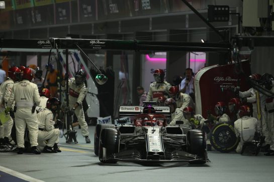 Kimi Raikkonen (FIN) Sauber C37 pit stop.22.09.2019. Formula 1 World Championship, Rd 15, Singapore Grand Prix, Marina Bay Street Circuit, Singapore, Race Day.- www.xpbimages.com, EMail: requests@xpbimages.com - copy of publication required for printed pictures. Every used picture is fee-liable. © Copyright: Batchelor / XPB Images