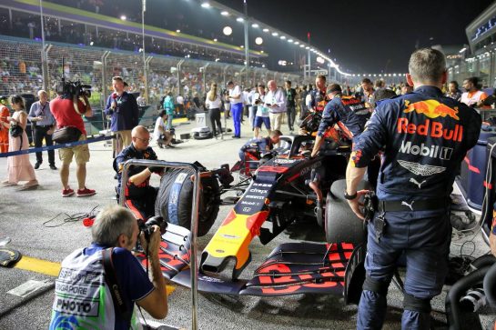 Max Verstappen (NLD) Red Bull Racing RB15 on the grid.
22.09.2019. Formula 1 World Championship, Rd 15, Singapore Grand Prix, Marina Bay Street Circuit, Singapore, Race Day.
- www.xpbimages.com, EMail: requests@xpbimages.com - copy of publication required for printed pictures. Every used picture is fee-liable. © Copyright: Batchelor / XPB Images