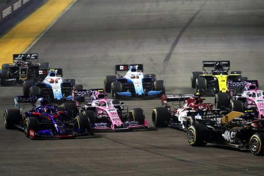 Daniil Kvyat (RUS) Scuderia Toro Rosso STR14 and Lance Stroll (CDN) Racing Point F1 Team RP19 at the start of the race.
22.09.2019. Formula 1 World Championship, Rd 15, Singapore Grand Prix, Marina Bay Street Circuit, Singapore, Race Day.
- www.xpbimages.com, EMail: requests@xpbimages.com - copy of publication required for printed pictures. Every used picture is fee-liable. © Copyright: Batchelor / XPB Images