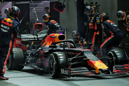 Max Verstappen (NLD) Red Bull Racing RB15 pit stop.
22.09.2019. Formula 1 World Championship, Rd 15, Singapore Grand Prix, Marina Bay Street Circuit, Singapore, Race Day.
- www.xpbimages.com, EMail: requests@xpbimages.com - copy of publication required for printed pictures. Every used picture is fee-liable. © Copyright: Batchelor / XPB Images
22.09.2019. Formula 1 World Championship, Rd 15, Singapore Grand Prix, Marina Bay Street Circuit, Singapore, Race Day.
- www.xpbimages.com, EMail: requests@xpbimages.com - copy of publication required for printed pictures. Every used picture is fee-liable. © Copyright: Batchelor / XPB Images