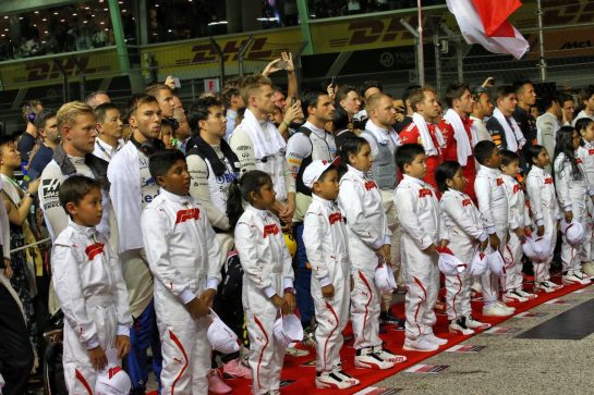 Drivers as the grid observes the national anthem.
22.09.2019. Formula 1 World Championship, Rd 15, Singapore Grand Prix, Marina Bay Street Circuit, Singapore, Race Day.
- www.xpbimages.com, EMail: requests@xpbimages.com - copy of publication required for printed pictures. Every used picture is fee-liable. © Copyright: Batchelor / XPB Images
