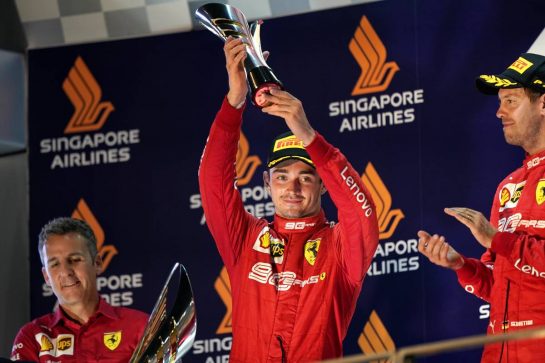 Charles Leclerc (MON) Ferrari celebrates his second position on the podium with Inaki Rueda (ESP) Ferrari Race Strategist (Left) and race winner Sebastian Vettel (GER) Ferrari (Right).
22.09.2019. Formula 1 World Championship, Rd 15, Singapore Grand Prix, Marina Bay Street Circuit, Singapore, Race Day.
 - www.xpbimages.com, EMail: requests@xpbimages.com - copy of publication required for printed pictures. Every used picture is fee-liable. © Copyright: Dungan / XPB Images