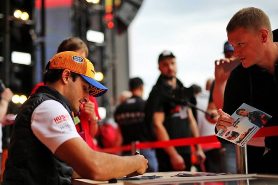 Carlos Sainz Jr (ESP) McLaren signs autographs for the fans.
26.09.2019. Formula 1 World Championship, Rd 16, Russian Grand Prix, Sochi Autodrom, Sochi, Russia, Preparation Day.
- www.xpbimages.com, EMail: requests@xpbimages.com - copy of publication required for printed pictures. Every used picture is fee-liable. © Copyright: Filipe / XPB Images