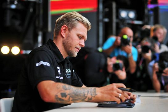 Kevin Magnussen (DEN) Haas F1 Team signs autographs for the fans.
26.09.2019. Formula 1 World Championship, Rd 16, Russian Grand Prix, Sochi Autodrom, Sochi, Russia, Preparation Day.
- www.xpbimages.com, EMail: requests@xpbimages.com - copy of publication required for printed pictures. Every used picture is fee-liable. © Copyright: Filipe / XPB Images