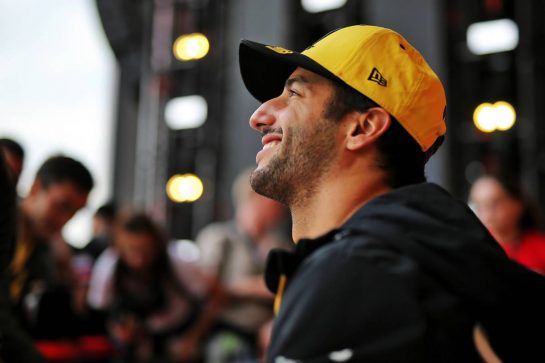 Daniel Ricciardo (AUS) Renault F1 Team with fans.
26.09.2019. Formula 1 World Championship, Rd 16, Russian Grand Prix, Sochi Autodrom, Sochi, Russia, Preparation Day.
- www.xpbimages.com, EMail: requests@xpbimages.com - copy of publication required for printed pictures. Every used picture is fee-liable. © Copyright: Filipe / XPB Images
