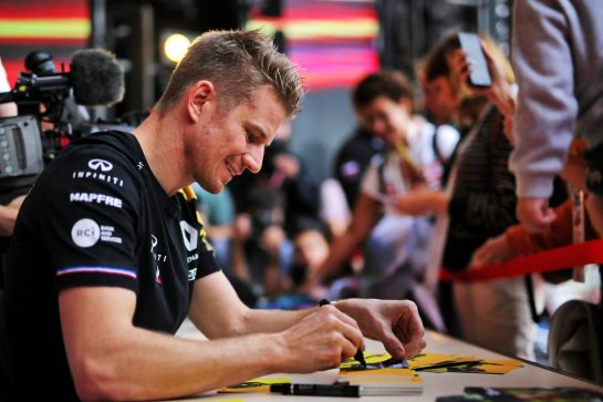Nico Hulkenberg (GER) Renault F1 Team signs autographs for the fans.
26.09.2019. Formula 1 World Championship, Rd 16, Russian Grand Prix, Sochi Autodrom, Sochi, Russia, Preparation Day.
- www.xpbimages.com, EMail: requests@xpbimages.com - copy of publication required for printed pictures. Every used picture is fee-liable. © Copyright: Filipe / XPB Images