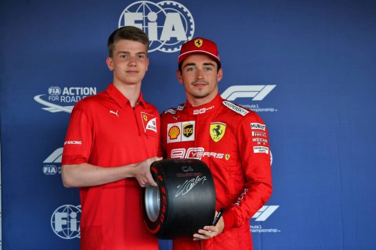 Charles Leclerc (MON) Ferrari celebrates his Pirelli Pole Position award with Robert Shwartzman (RUS) Ferrari Academy Driver and 2019 F3 Champion with Prema Racing. 
28.09.2019. Formula 1 World Championship, Rd 16, Russian Grand Prix, Sochi Autodrom, Sochi, Russia, Qualifying Day.
 - www.xpbimages.com, EMail: requests@xpbimages.com - copy of publication required for printed pictures. Every used picture is fee-liable. © Copyright: Filipe / XPB Images