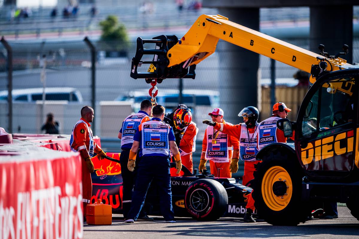 Alexander Albon (THA) Scuderia Toro Rosso STR14 crashes in Q1.