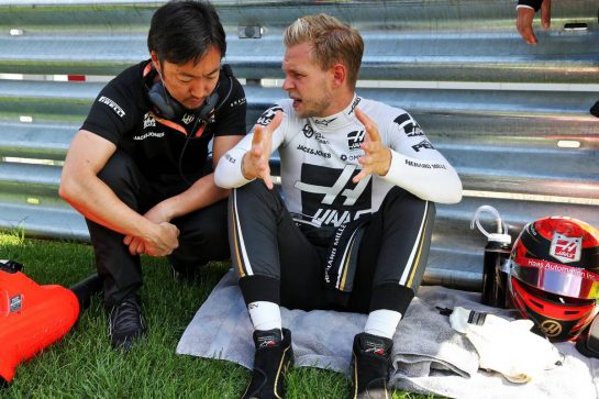 Kevin Magnussen (DEN) Haas F1 Team with Ayao Komatsu (JPN) Haas F1 Team Race Engineer on the grid.
29.09.2019. Formula 1 World Championship, Rd 16, Russian Grand Prix, Sochi Autodrom, Sochi, Russia, Race Day.
- www.xpbimages.com, EMail: requests@xpbimages.com - copy of publication required for printed pictures. Every used picture is fee-liable. © Copyright: Batchelor / XPB Images