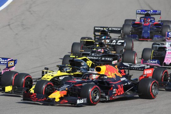 Nico Hulkenberg (GER) Renault Sport F1 Team RS19 and Max Verstappen (NLD) Red Bull Racing RB15.
29.09.2019. Formula 1 World Championship, Rd 16, Russian Grand Prix, Sochi Autodrom, Sochi, Russia, Race Day.
- www.xpbimages.com, EMail: requests@xpbimages.com - copy of publication required for printed pictures. Every used picture is fee-liable. © Copyright: Charniaux / XPB Images