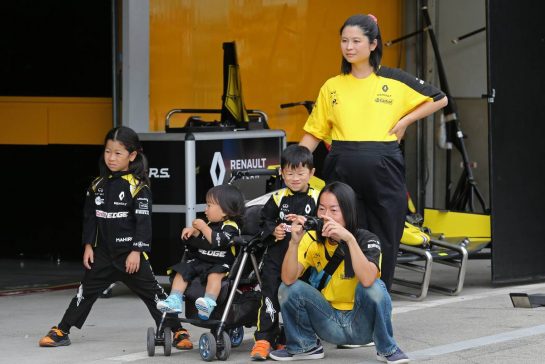Renault F1 Team fans
10.10.2019. Formula 1 World Championship, Rd 17, Japanese Grand Prix, Suzuka, Japan, Preparation Day.
- www.xpbimages.com, EMail: requests@xpbimages.com - copy of publication required for printed pictures. Every used picture is fee-liable. © Copyright: Charniaux / XPB Images