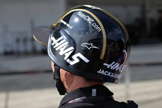 Haas F1 Team fan
10.10.2019. Formula 1 World Championship, Rd 17, Japanese Grand Prix, Suzuka, Japan, Preparation Day.
- www.xpbimages.com, EMail: requests@xpbimages.com - copy of publication required for printed pictures. Every used picture is fee-liable. © Copyright: Charniaux / XPB Images