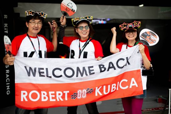 Robert Kubica (POL) Williams Racing fans.
10.10.2019. Formula 1 World Championship, Rd 17, Japanese Grand Prix, Suzuka, Japan, Preparation Day.
- www.xpbimages.com, EMail: requests@xpbimages.com - copy of publication required for printed pictures. Every used picture is fee-liable. © Copyright: Bearne / XPB Images