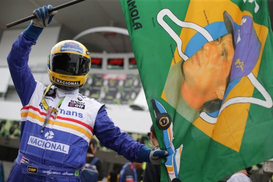 Circuit atmosphere - an Ayrton Senna fan.
10.10.2019. Formula 1 World Championship, Rd 17, Japanese Grand Prix, Suzuka, Japan, Preparation Day.
- www.xpbimages.com, EMail: requests@xpbimages.com - copy of publication required for printed pictures. Every used picture is fee-liable. © Copyright: Bearne / XPB Images