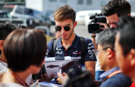 Pierre Gasly (FRA) Scuderia Toro Rosso signs autographs for the fans.
10.10.2019. Formula 1 World Championship, Rd 17, Japanese Grand Prix, Suzuka, Japan, Preparation Day.
- www.xpbimages.com, EMail: requests@xpbimages.com - copy of publication required for printed pictures. Every used picture is fee-liable. © Copyright: Filipe / XPB Images