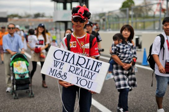 Circuit atmosphere - fan with tribute to Charlie Whiting (GBR) FIA Delegate.
10.10.2019. Formula 1 World Championship, Rd 17, Japanese Grand Prix, Suzuka, Japan, Preparation Day.
- www.xpbimages.com, EMail: requests@xpbimages.com - copy of publication required for printed pictures. Every used picture is fee-liable. © Copyright: Filipe / XPB Images