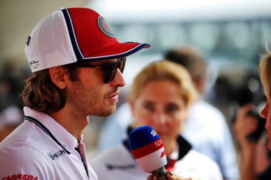 Antonio Giovinazzi (ITA) Alfa Romeo Racing with the media.
10.10.2019. Formula 1 World Championship, Rd 17, Japanese Grand Prix, Suzuka, Japan, Preparation Day.
- www.xpbimages.com, EMail: requests@xpbimages.com - copy of publication required for printed pictures. Every used picture is fee-liable. © Copyright: Filipe / XPB Images