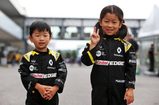 Paddock atmosphere - young Renault F1 Team fans.
10.10.2019. Formula 1 World Championship, Rd 17, Japanese Grand Prix, Suzuka, Japan, Preparation Day.
- www.xpbimages.com, EMail: requests@xpbimages.com - copy of publication required for printed pictures. Every used picture is fee-liable. © Copyright: Moy / XPB Images