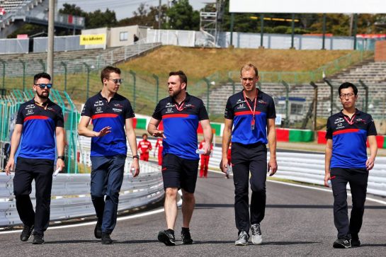 Daniil Kvyat (RUS) Scuderia Toro Rosso walks the circuit with the team.
10.10.2019. Formula 1 World Championship, Rd 17, Japanese Grand Prix, Suzuka, Japan, Preparation Day.
- www.xpbimages.com, EMail: requests@xpbimages.com - copy of publication required for printed pictures. Every used picture is fee-liable. © Copyright: Moy / XPB Images