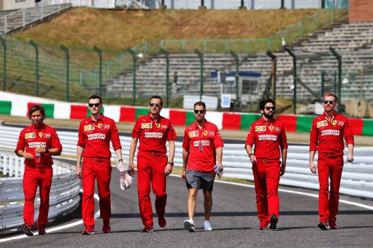 Sebastian Vettel (GER) Ferrari walks the circuit with the team.
10.10.2019. Formula 1 World Championship, Rd 17, Japanese Grand Prix, Suzuka, Japan, Preparation Day.
- www.xpbimages.com, EMail: requests@xpbimages.com - copy of publication required for printed pictures. Every used picture is fee-liable. © Copyright: Moy / XPB Images